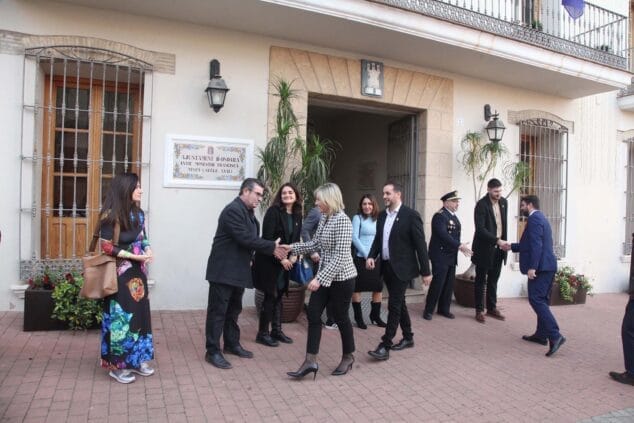 La consellera de Justicia inaugura la oficina de apoyo al Juzgado de Paz de Ondara tras alcanzar los 7.000 habitantes 3 Imagen: Llegada de la Consellera de Justicia e Interior, Elisa Núñez, al Ayuntamiento de Ondara
