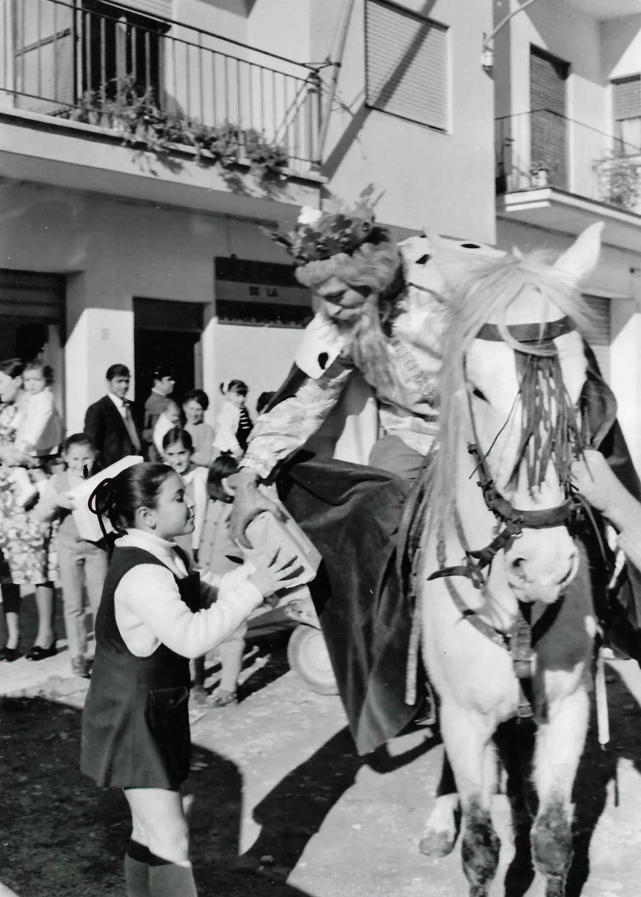 Los primeros repartos de regalos del día de Reyes en El Verger