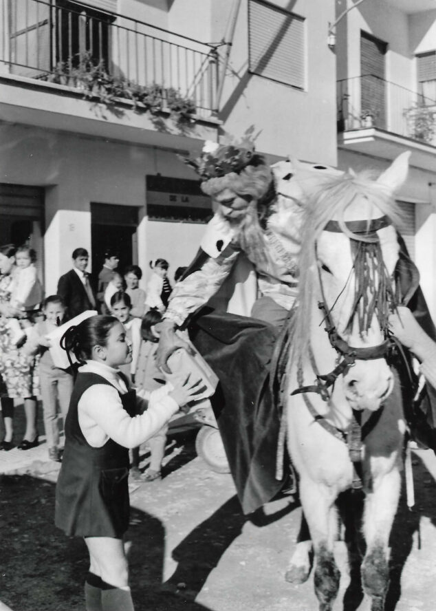 Imagen: Los primeros repartos de regalos del día de Reyes en El Verger