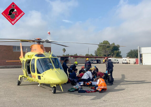 Imagen: Los servicios sanitarios y Bomberos atendiendo al escalador herido