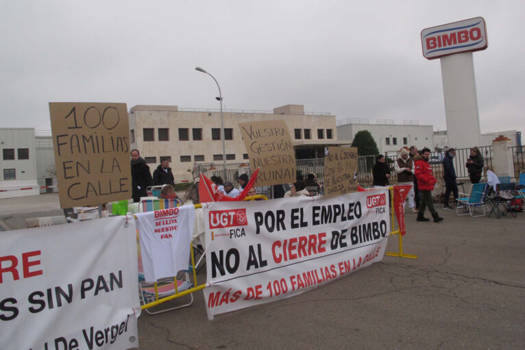 Los trabajadores de Bimbo El Verger durante la mañana del primer día de huelga