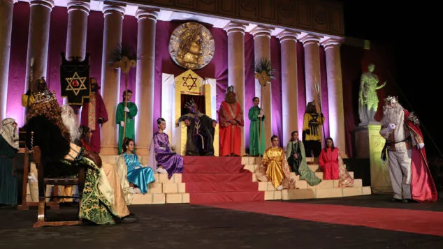 los tres reyes magos visitan el palacio de invierno de herodes en el misteri de reis de gata de gorgos