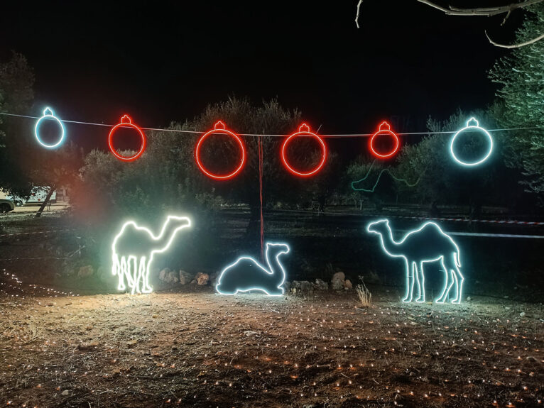 Luces en forma de camellos en el Campamento Real de Beniarbeig