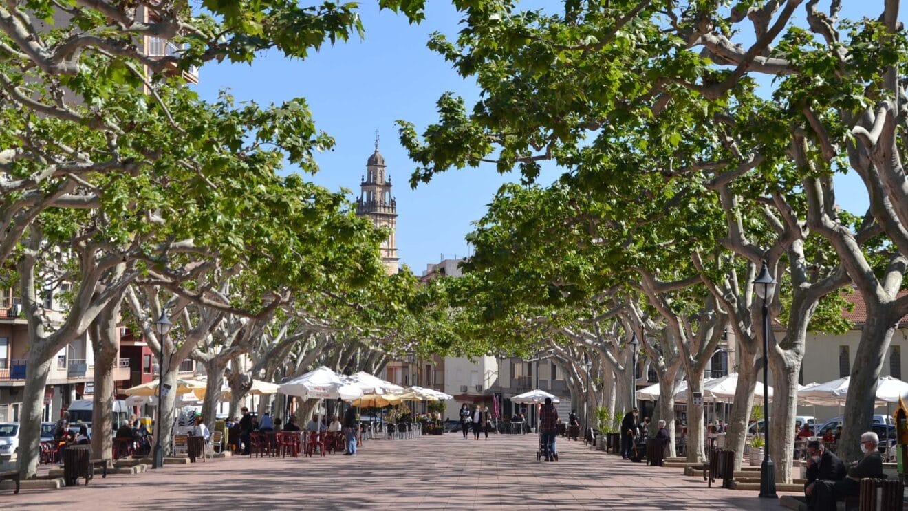 Mañana en el paseo Cervantes de Pego (archivo)