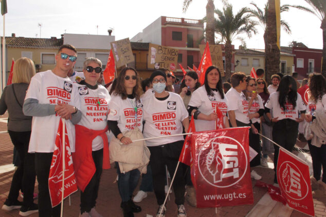 Imagen: Manifestantes y trabajadores afectados por el cierre de la fábrica Bimbo El Verger
