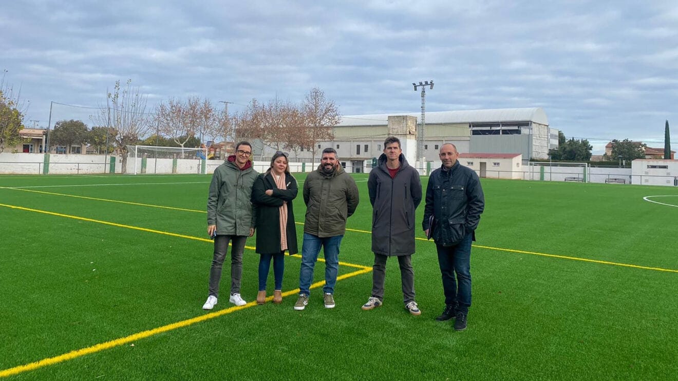 Nuevo césped artificial en el campo de fútbol del Verger