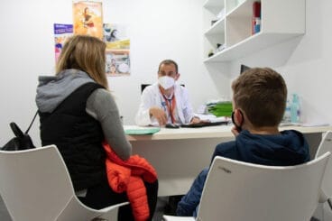 Pacientes en un centro sanitario usando la mascarilla