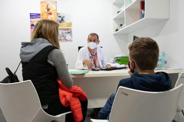 Ya hay fecha para el fin de las mascarillas en centros sanitarios 1 Imagen: Pacientes en un centro sanitario usando la mascarilla