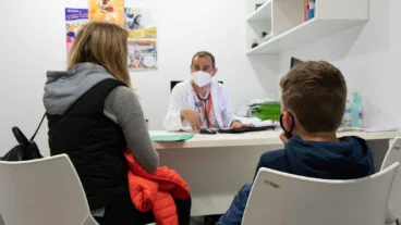 pacientes en un centro sanitario usando la mascarilla destacada