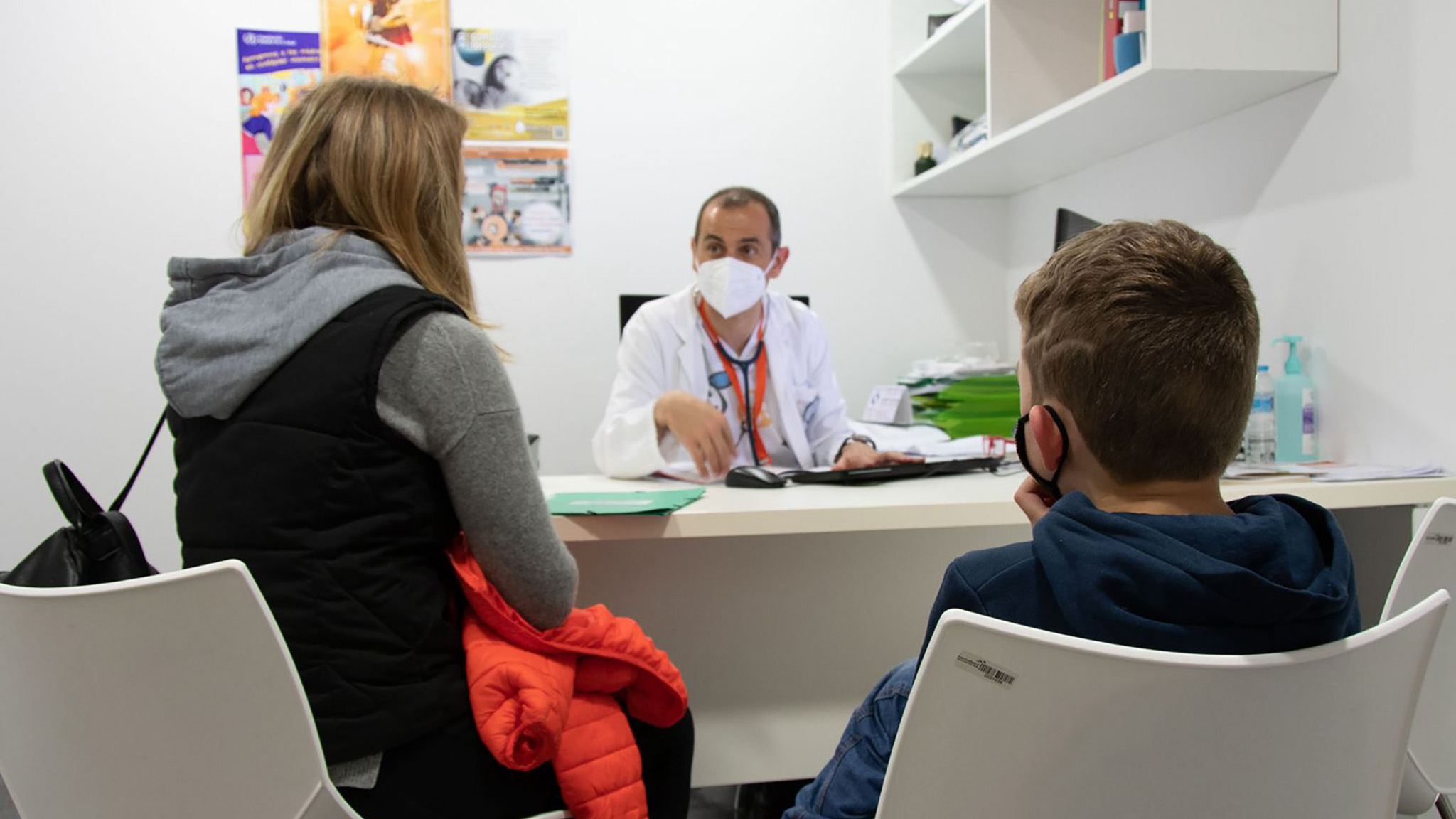 pacientes en un centro sanitario usando la mascarilla destacada