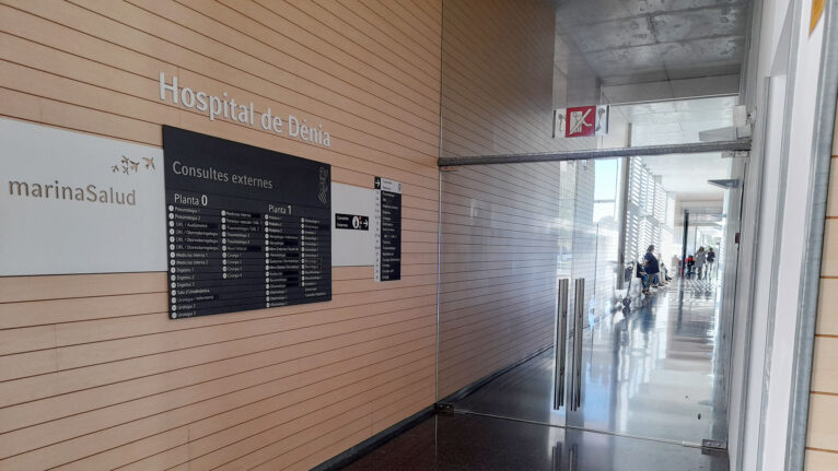 Pasillo de consultas externas del Hospital de Dénia