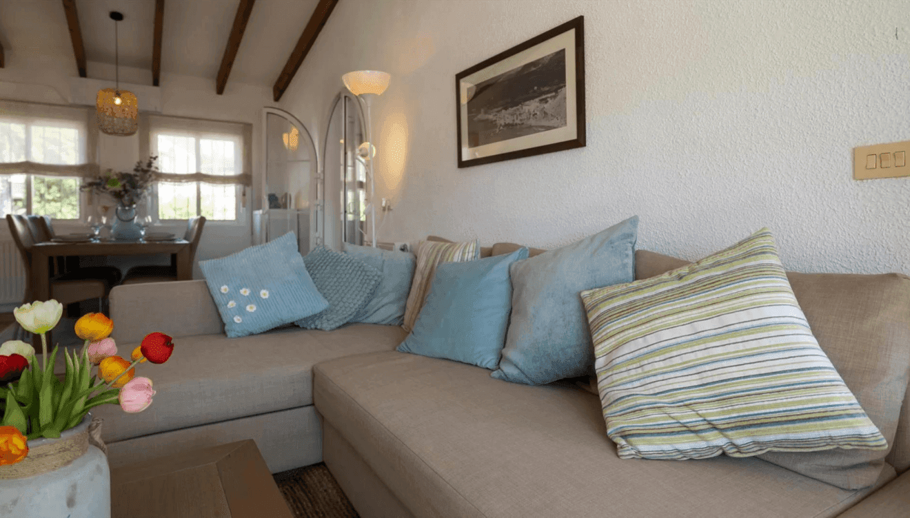 Relájate en este salón con sofá chaise longue