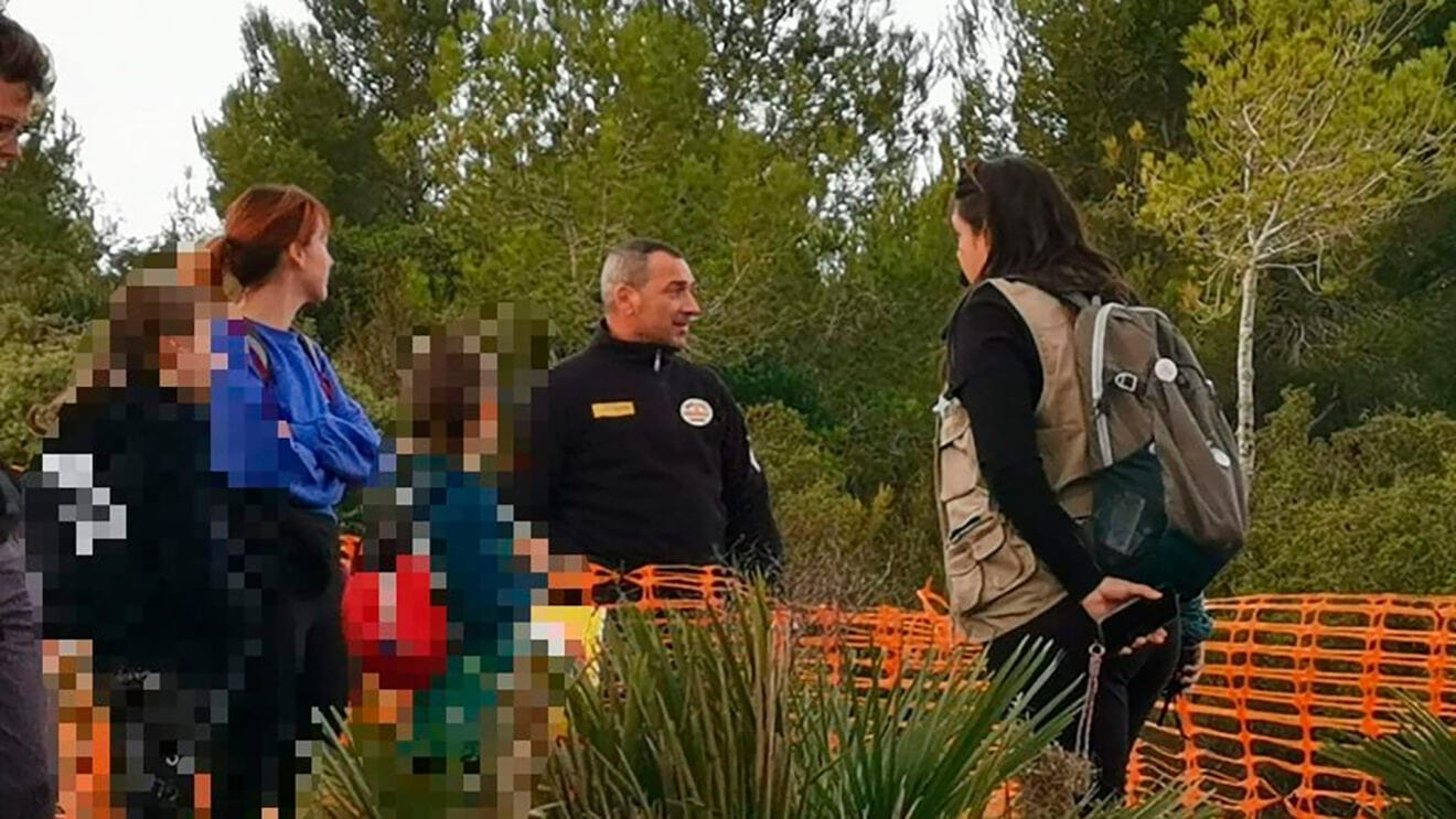 Seguridad impidiendo el paso de los senderistas de la Plataforma Salvem la Vall en la muntanya Llarga de Llíber