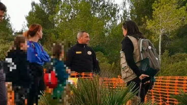 seguridad impidiendo el paso de los senderistas de la plataforma salvem la vall en la muntanya llarga de lliber