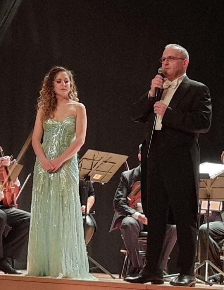 Soprano y director de la OMAen Ondara