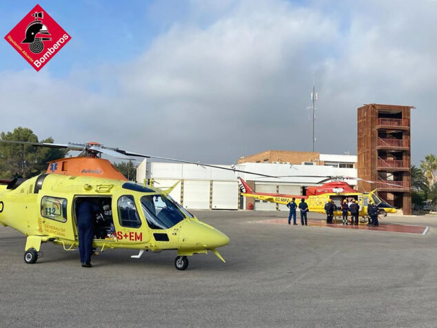 Imagen: Transferencia entre helicópteros del escalador herido