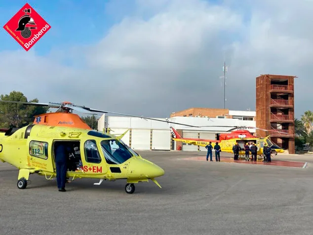 Imagen: Transferencia entre helicópteros del escalador herido