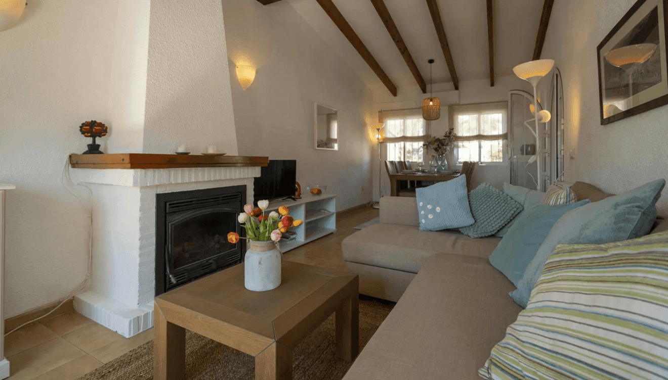 Un salón acogedor con chimenea