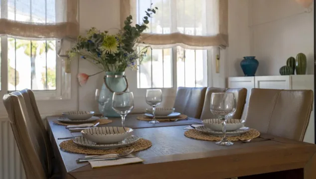 una mesa hasta para seis comensales