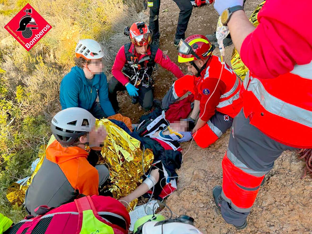 Uno de los jóvenes heridos recibiendo atención médica tras la caída