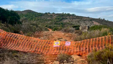 vallas para prohibir el paso a senderistas en la muntanya llarga de lliber