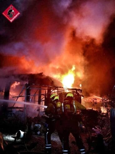 Incendio en una casa de madera del camping de Benidoleig