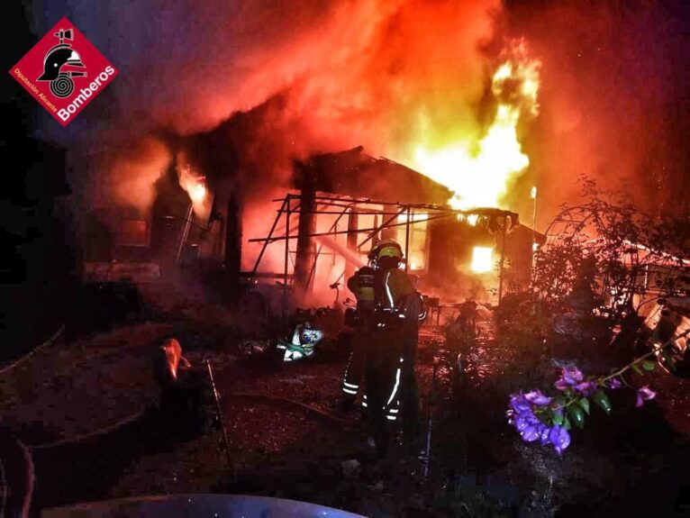 Incendio en una casa de madera del camping de Benidoleig