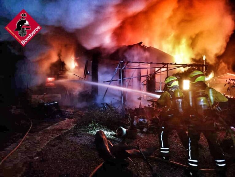 Bomberos interviene en el incendio en una casa de madera del camping de Benidoleig