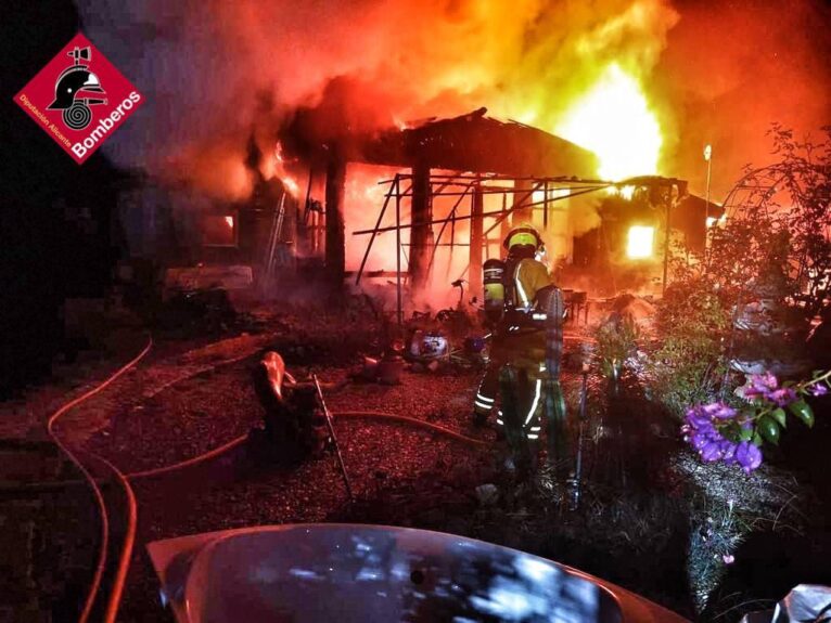 Incendio en una casa de madera del camping de Benidoleig