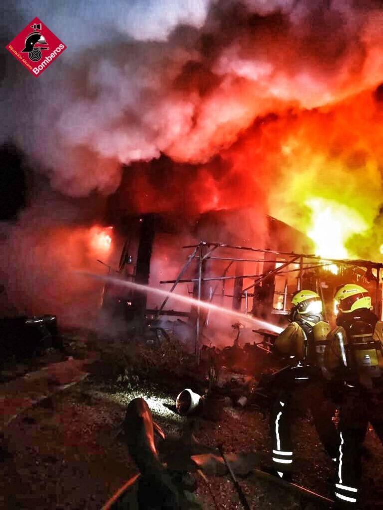 Incendio en una casa de madera del camping de Benidoleig