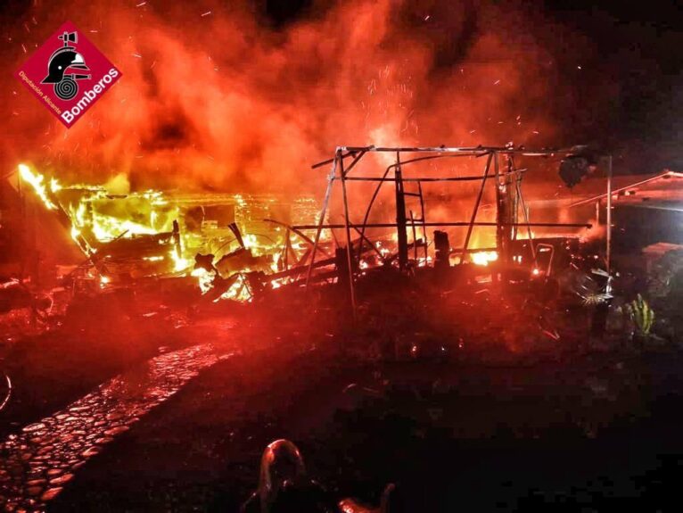 Incendio en una casa de madera del camping de Benidoleig