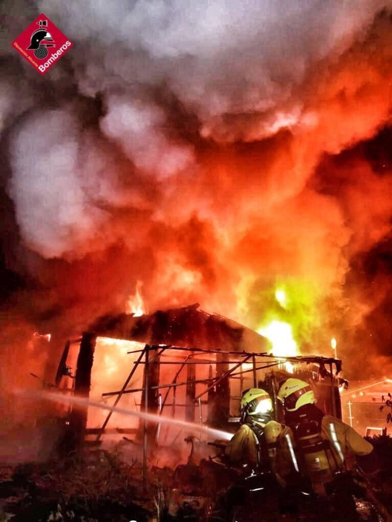 Incendio en una casa de madera del camping de Benidoleig