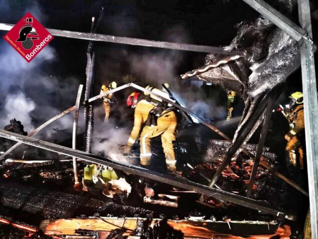 Imagen: Bomberos revisa la vivienda incendiada en el camping de Benidoleig