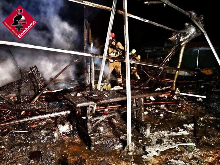 Incendio en una casa de madera del camping de Benidoleig