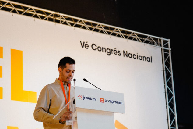 Imagen: Alberto Robles en el Congreso Nacional de Joves PV-Compromís