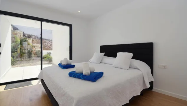 amplitud y luminosidad en este dormitorio