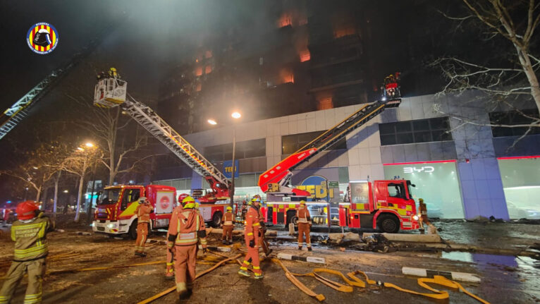 Bomberos de València en la extinción del incendio en el barri Campanar