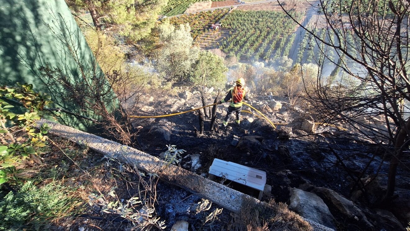 Bomberos realizando labores de extinción en el incendio de Ràfol d'Almúnia