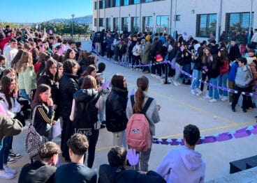 Cadenas moradas por la igualdad en el IES Enric Valor de Pego