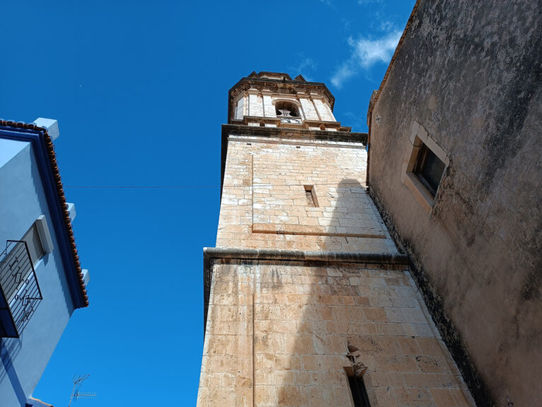 Campanario donde se encuentra el antiguo reloj