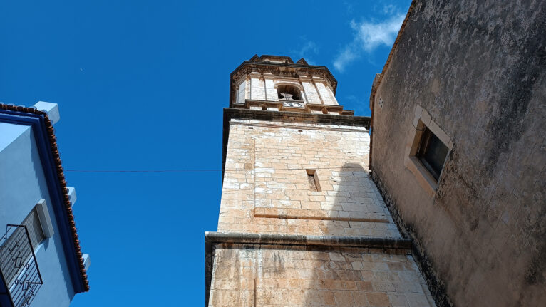 Campanario donde se encuentra el antiguo reloj destacada