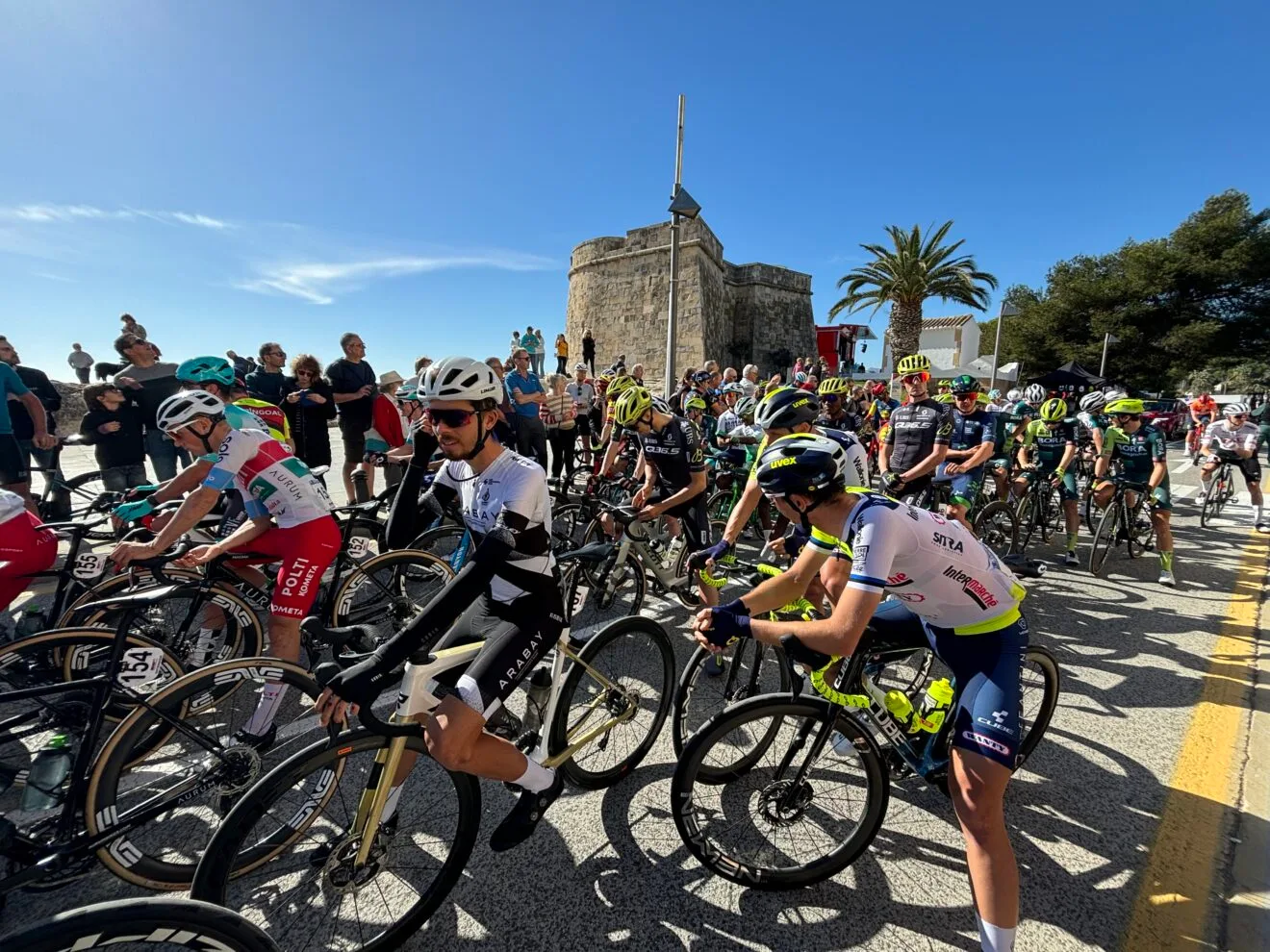 Ciclistas en la salida del VCV en Moraira