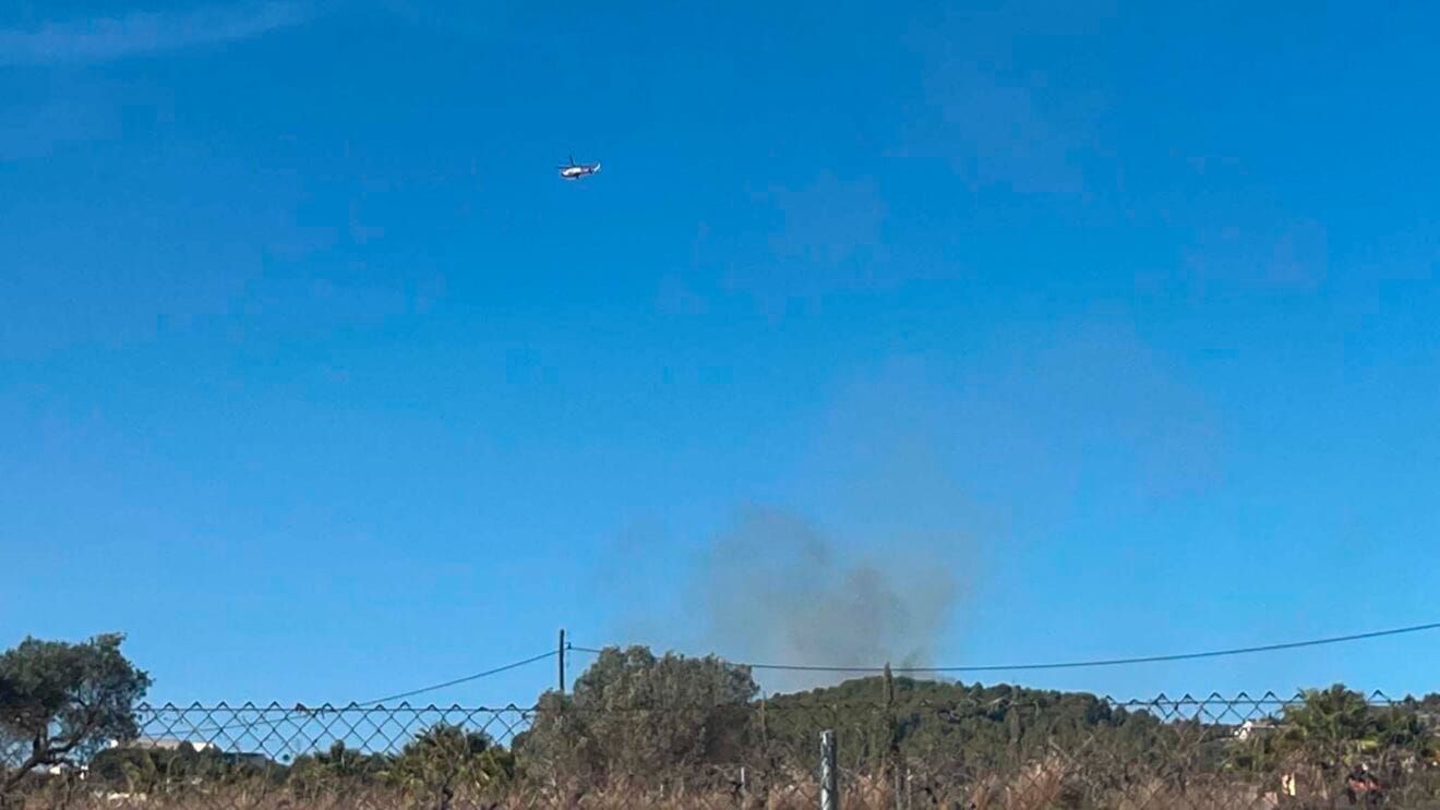 Columna de humo visible desde Xàbia del incendio en el camí dels Castellons de Teulada