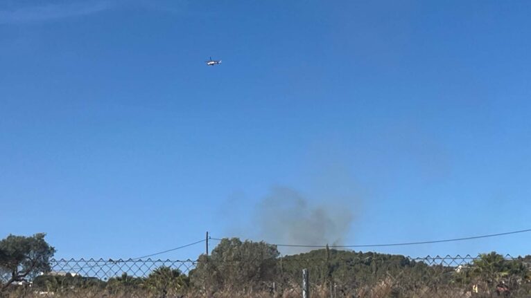 Columna de humo visible desde Xàbia del incendio en el camí dels Castellons de Teulada