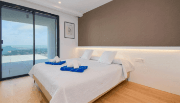 Descansa como nunca en esta cama doble con grandes vistas