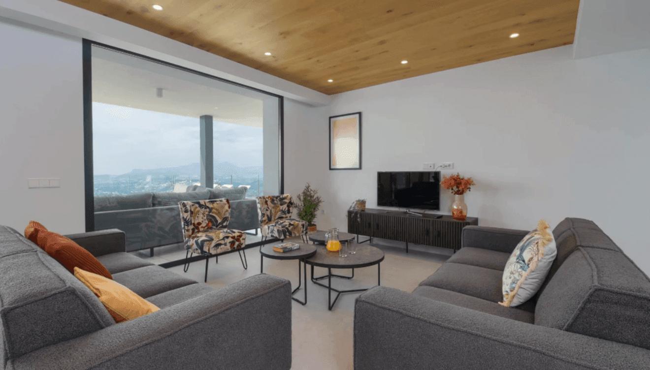Descansa en este salón con grandes vistas