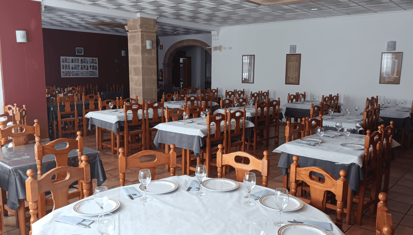 Ofrece una exquisita variedad de platos que reflejan la riqueza gastronómica de la zona