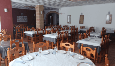 Ofrece una exquisita variedad de platos que reflejan la riqueza gastronómica de la zona