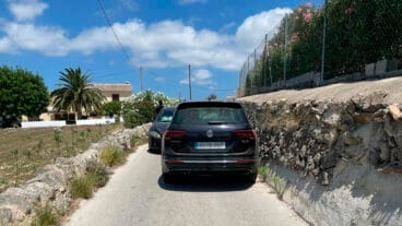 Dos vehículos enfrentados en el estrecho camí Abiar Alta de Teulada