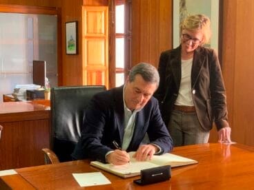 El conseller de Sanidad deja constancia de la visita en el libro de firmas del Ayuntamiento de Xàbia